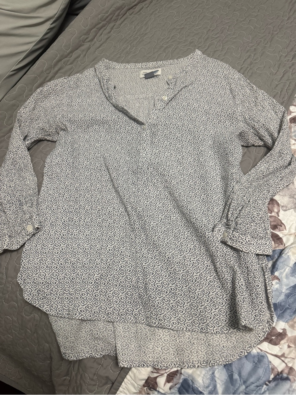 Old Navy Light Blue Geo Print V-Neck Tunic